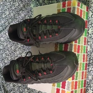 ( SOLD) Mens Nike Airmax size 9.5,females 11,Red,& Black